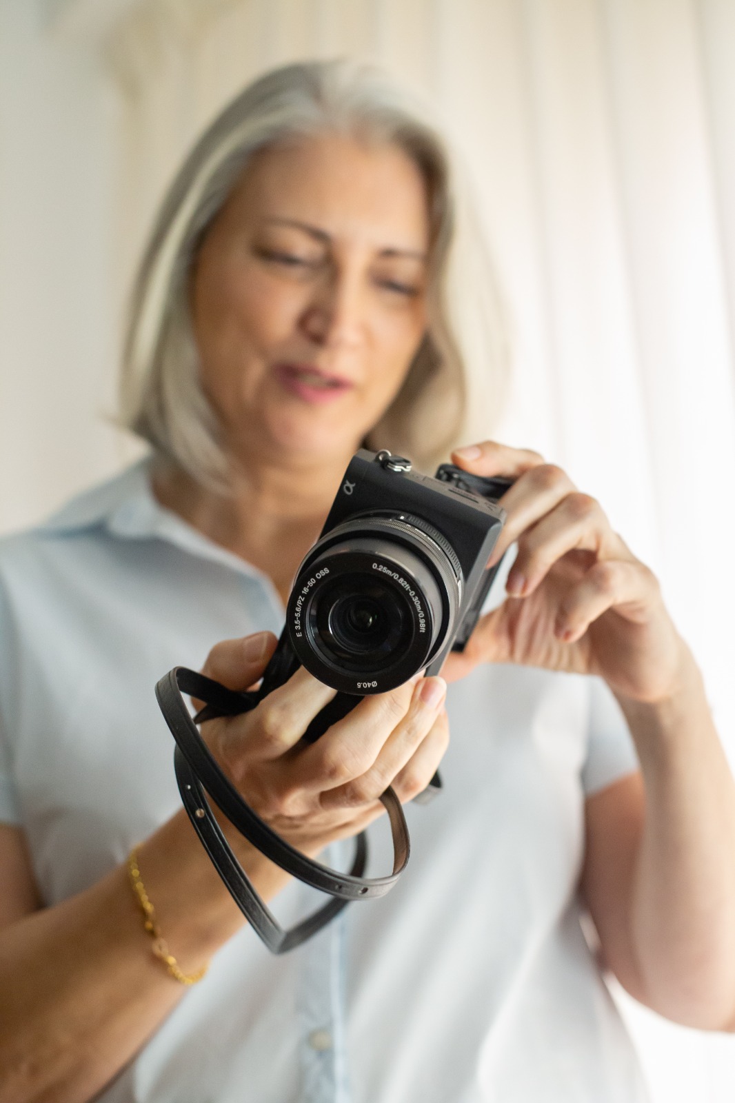 Magdalena mirando fotos